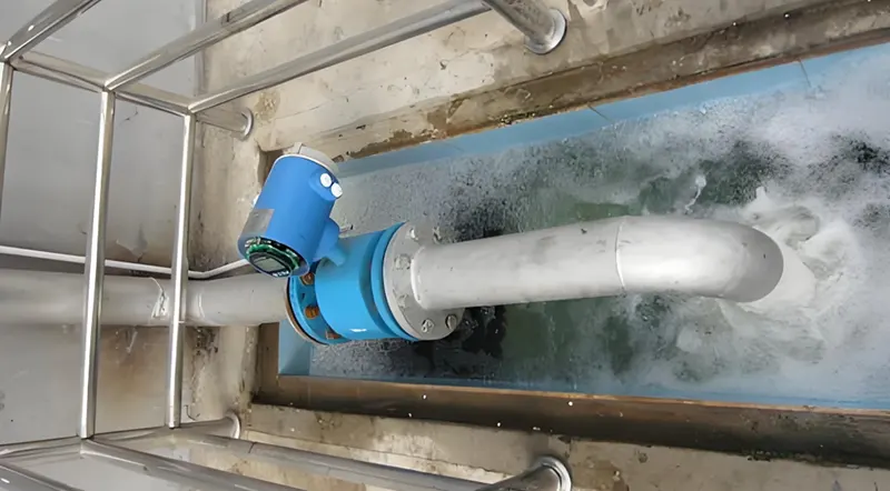 قياس تدفق مياه الصرف الصحي بواسطة مقياس المغناطيسية Wastewater flow measured by magmeter